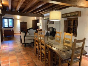 Interior - Second floor, old house, very spacious, bright, to rest for a few days. (Pedraza)
