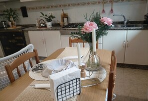 Panoramic Cottage, 5 Bedrooms, Patio, Garden View | Private kitchen
