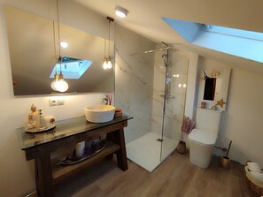 Panoramic Cottage, 5 Bedrooms, Patio, Garden View | Bathroom - Casa SantaMaria (Lousame)
