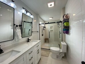 Dusche, Haartrockner, Handtücher, Seife