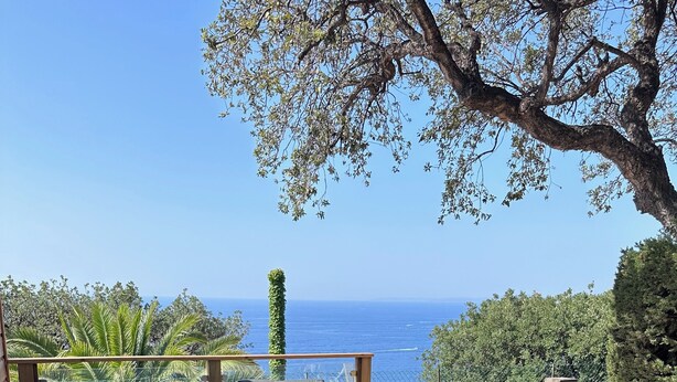 A deck with outdoor furniture, including sofas and a table, overlooking a scenic view of the ocean. - CHALET WITH EXCEPTIONAL SEA VIEW (Saint-Raphaël)