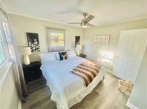 3 bedrooms, desk, WiFi, bed sheets