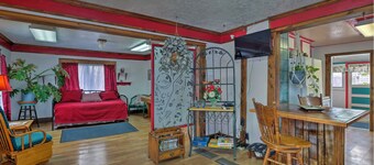 Cozy cottage home located on Center St near Portneuf Hospital and the ISU campus