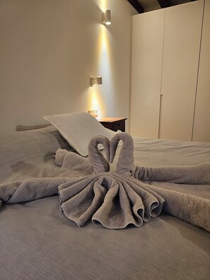 2 bedrooms, iron/ironing board, bed sheets