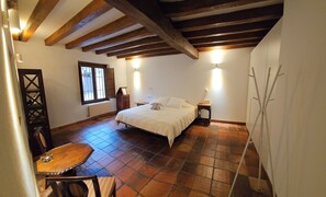 2 bedrooms, iron/ironing board, bed sheets