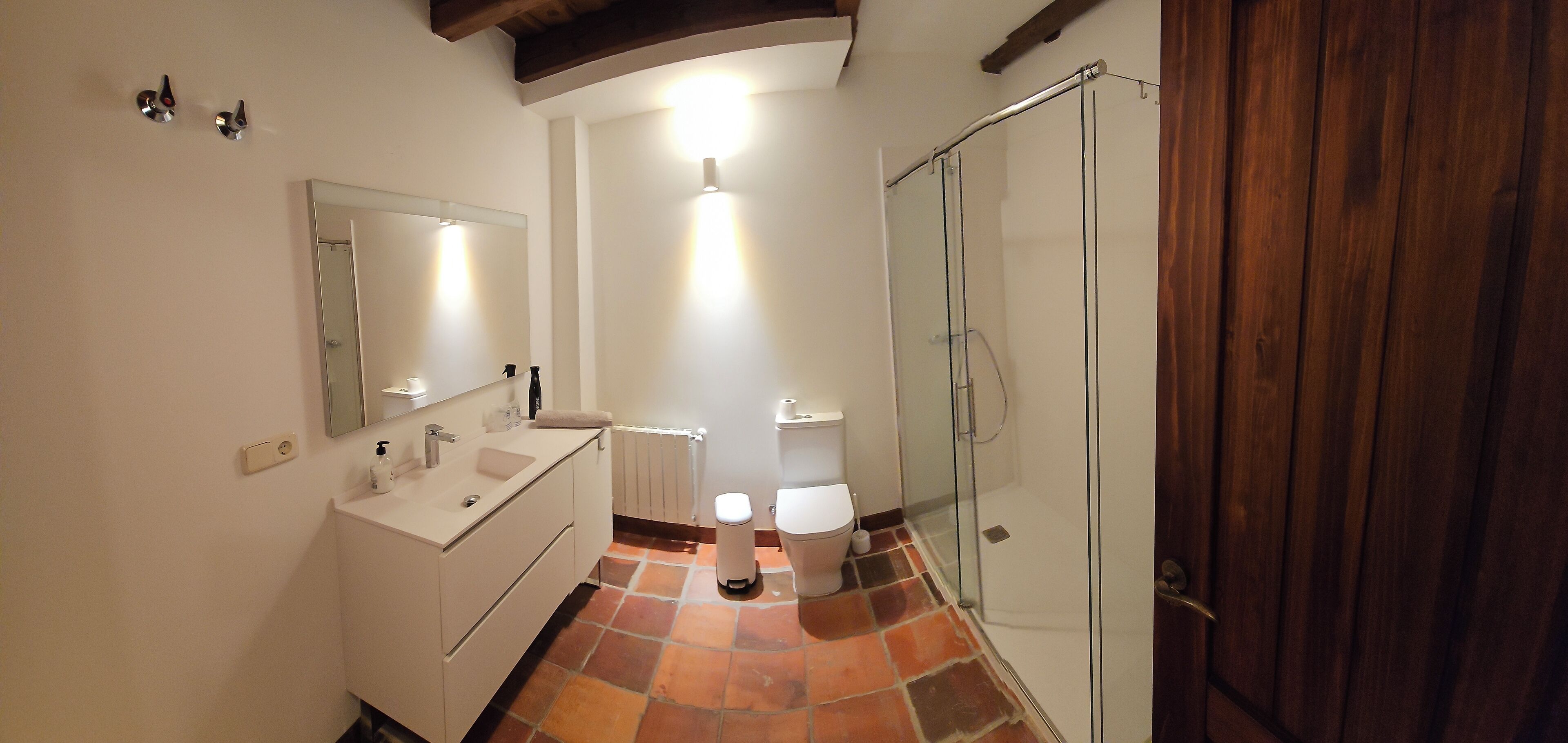 Douche, sèche-cheveux, serviettes fournies, savon