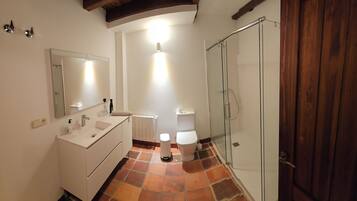 Een douche, een haardroger, handdoeken, zeep