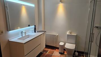 Douche, sĂšche-cheveux, serviettes fournies, savon