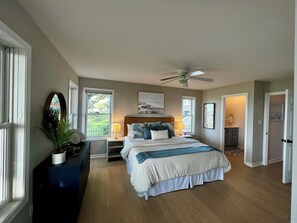 3 quartos, ferros/tábuas de passar roupa, berço de viagem