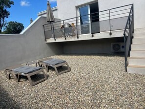Outdoor dining - Lovely new T2 apartment bathed in sunshine all day with terrace and private garden (Oletta)