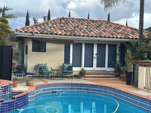 Charming, quiet cottage in brilliant Fallbrook with AC, WiFi, private, Smart TV.