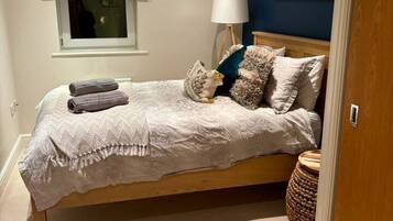 2 habitaciones, escritorio y tabla de planchar con plancha