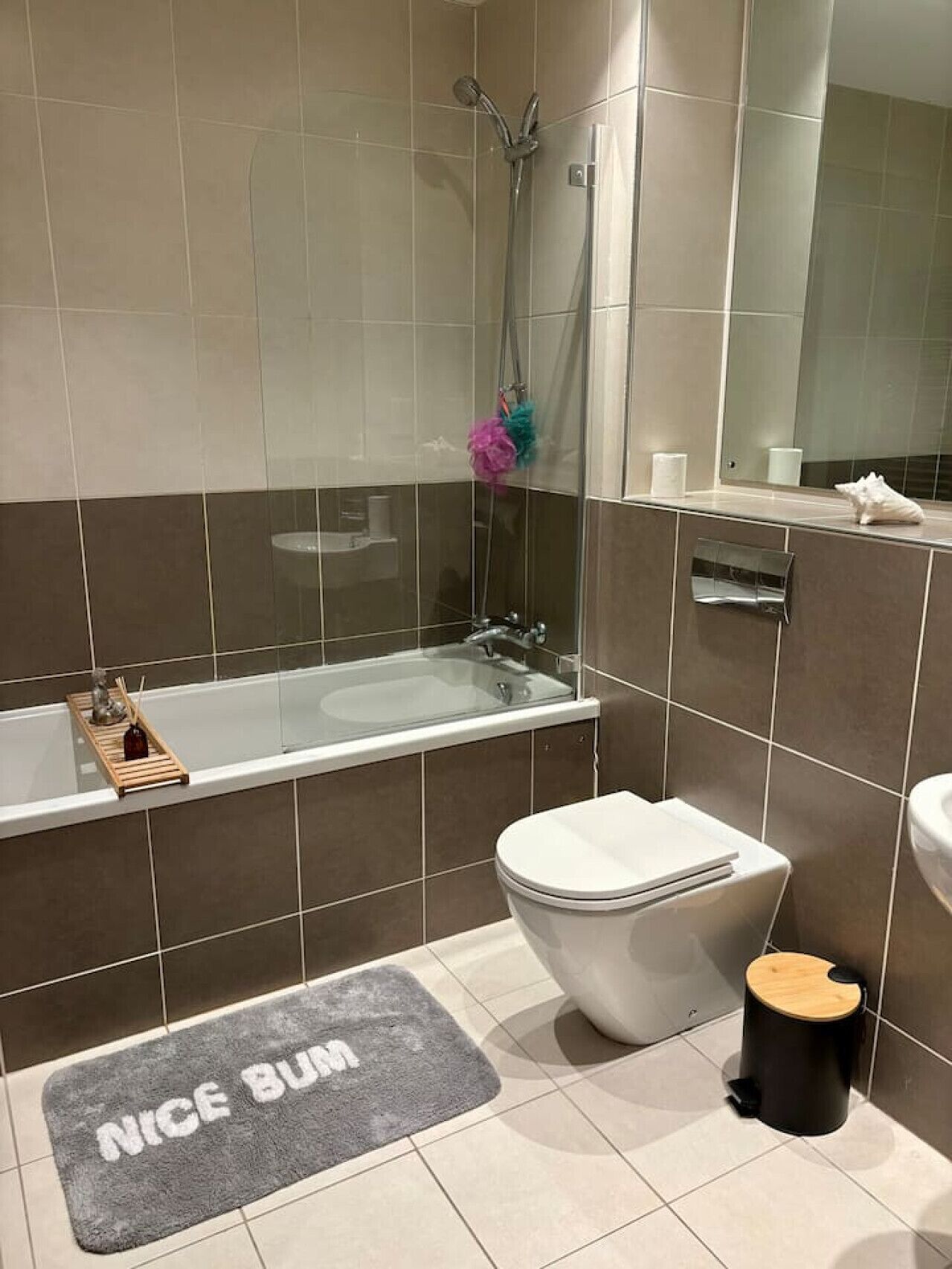 Un baño moderno con ducha de vidrio, inodoro blanco y bidé.