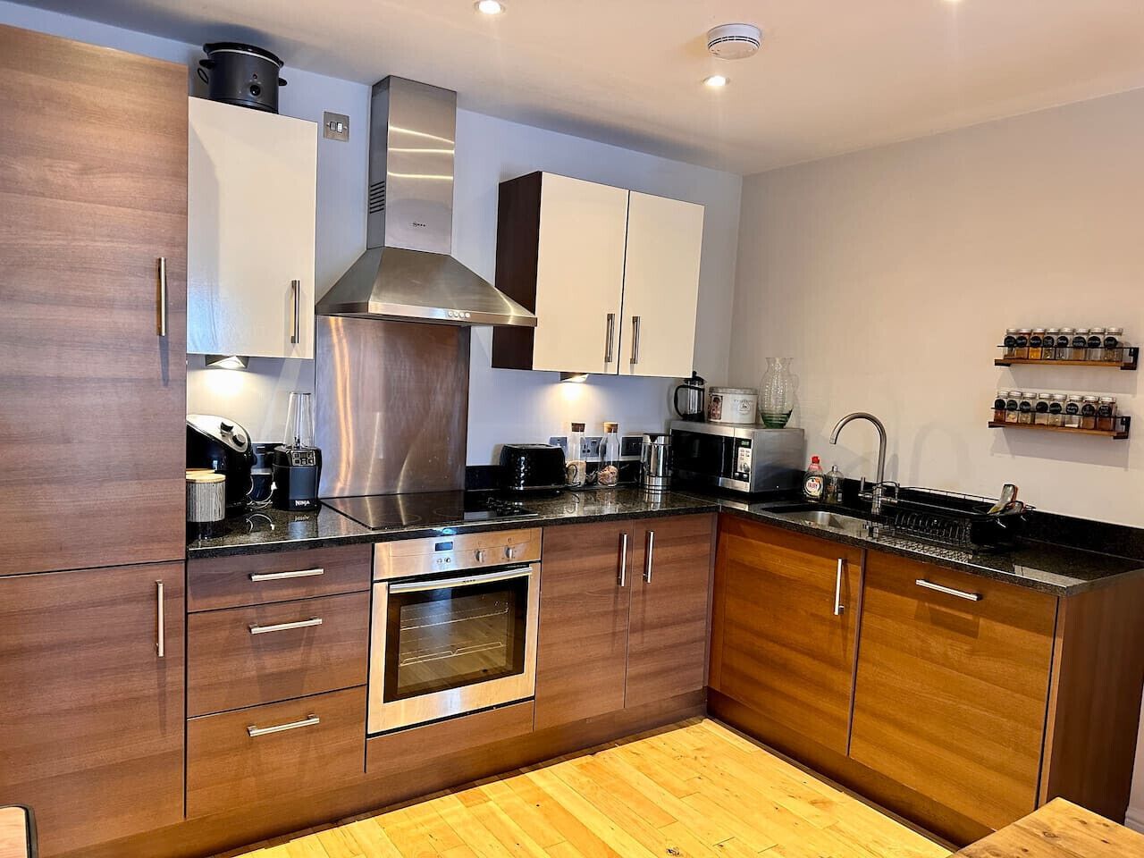 Kjøleskap, mikrobølgeovn, ovn og kokeplater