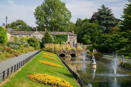 Property grounds. 2 bed/ 2 bath apartment in Roundhay