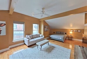 3 habitaciones, tabla de planchar con plancha, wifi y ropa de cama