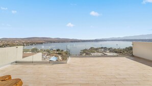A terrace with a clear view of a lake and distant hills. - Casa Familiar Alberca vista al lago 4 RC (Jojutla)