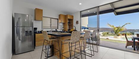 House, 4 Bedrooms, Lake View | Dining room