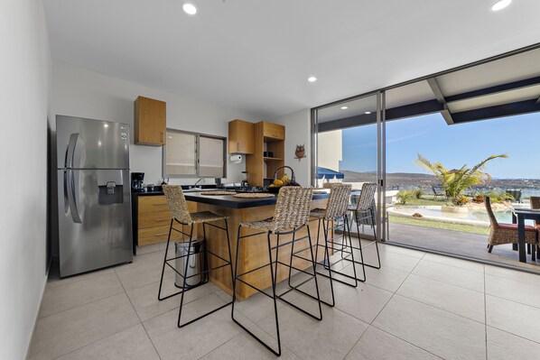 House, 4 Bedrooms, Lake View | Dining room - Casa Familiar Alberca vista al lago 4 RC (Jojutla)