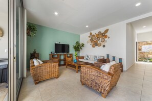 Casa, 4 habitaciones, vista al lago | Sala de estar