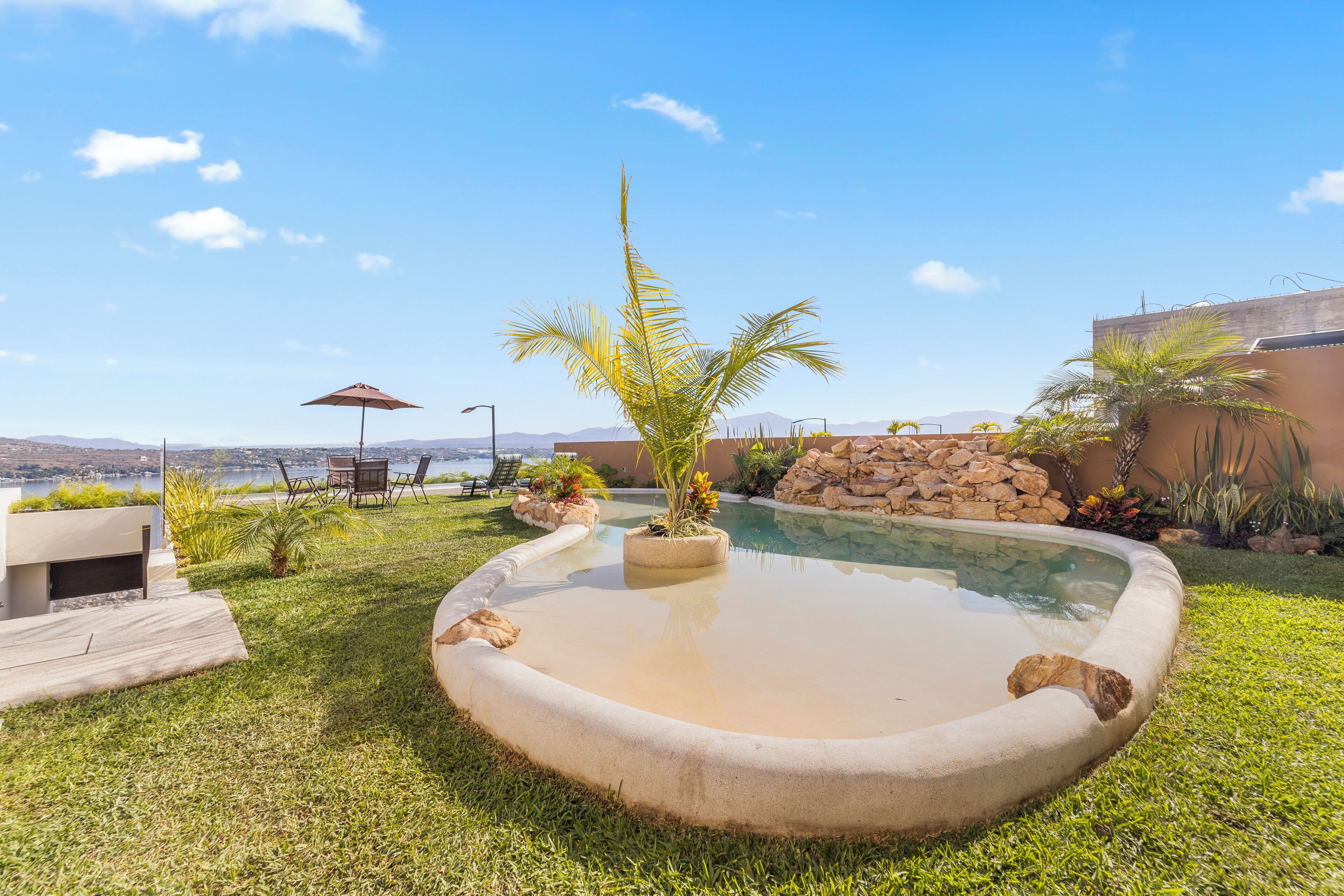 Kolam renang outdoor