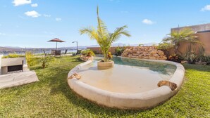 A backyard with a swimming pool, a patio with chairs, and a view of the mountains. - Casa Familiar Alberca vista al lago 4 RC (Jojutla)