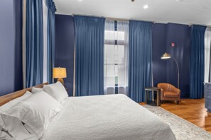 1 habitación, tabla de planchar con plancha y ropa de cama 