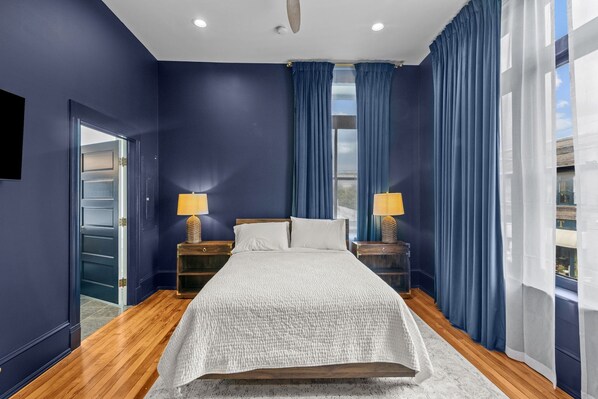 1 habitación, tabla de planchar con plancha y ropa de cama 