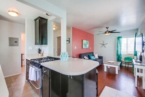 Appart'hôtel, plusieurs lits, patio, vue ville | Intérieur