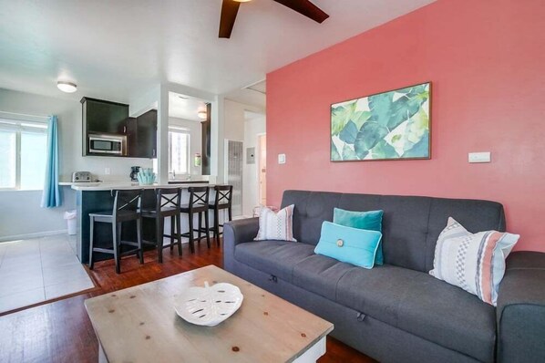 Condo, varias camas, patio, vista a la ciudad | Área de sala de estar | Televisión de 40 pulgadas con canales digitales 