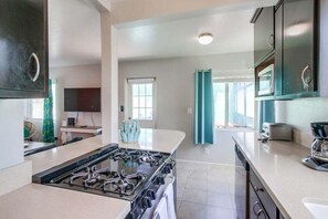 Condo, Plusieurs lits, patio, vue sur la ville | Cuisine privée | Réfrigérateur, four à micro-ondes, un four, surface de cuisson