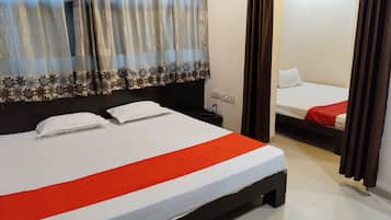 Deluxe Quadruple Room | Laptop workspace, free WiFi