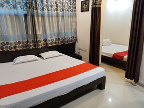 Habitación cuádruple Deluxe | Espacio para trabajar con un portátil y wifi gratis