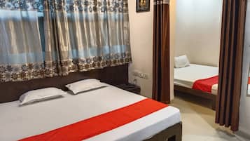 Deluxe Quadruple Room | Laptop workspace, free WiFi