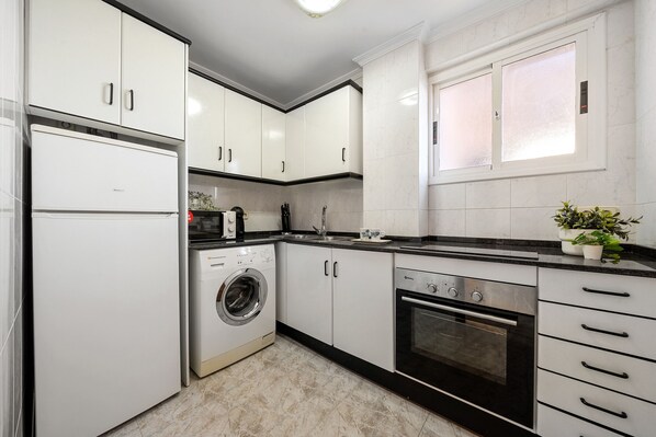 Fridge, oven, stovetop, coffee/tea maker