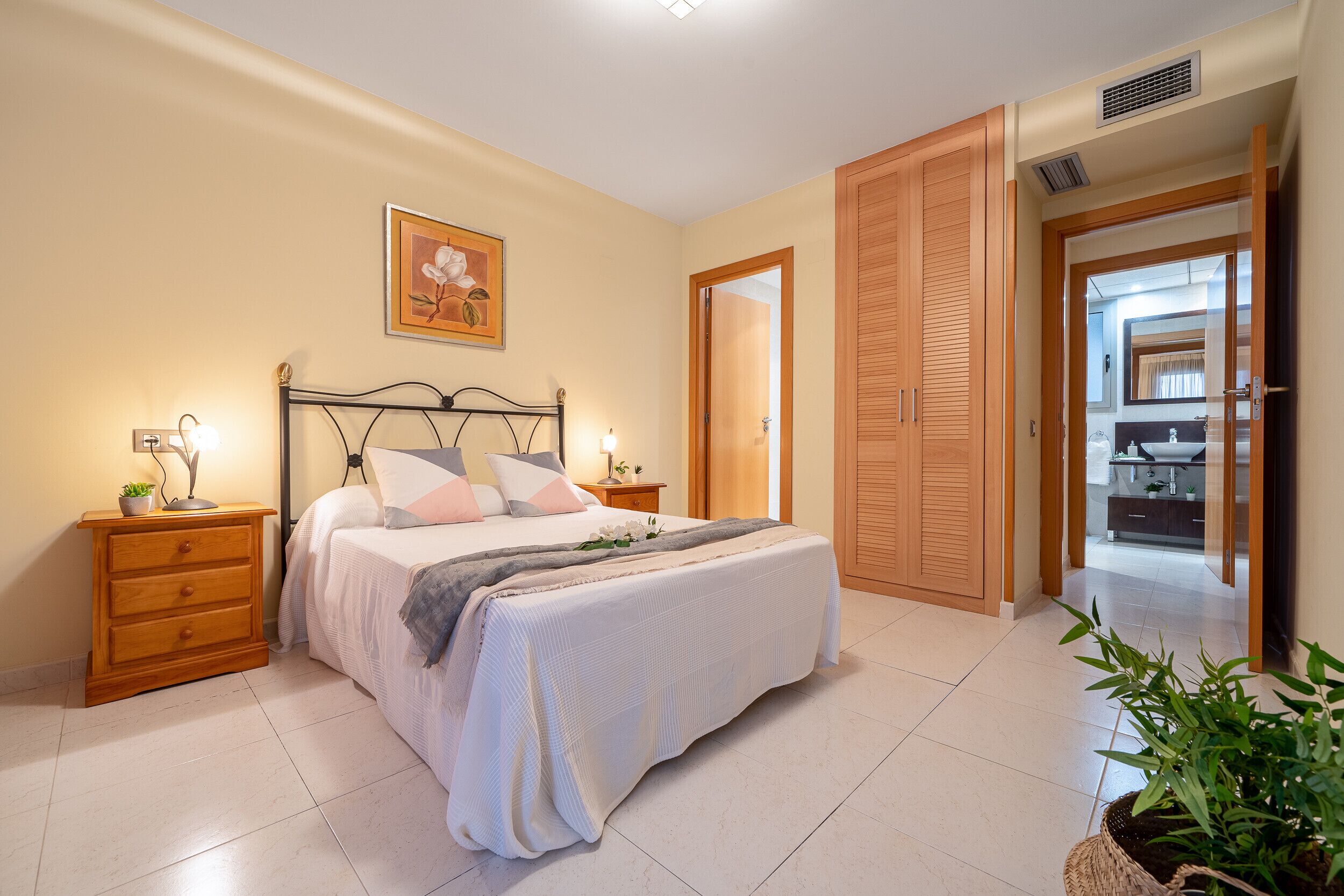 2 chambres, fer et planche à repasser, Wi-Fi gratuit, draps fournis