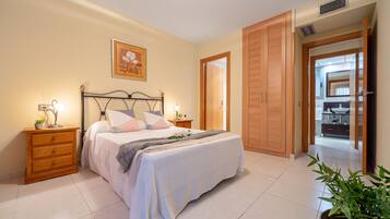 2 bedrooms, iron/ironing board, free WiFi, bed sheets