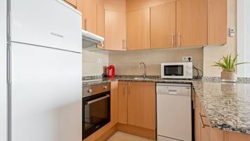 Een koelkast, een magnetron, een oven, een vaatwasser