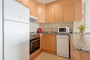 Kühlschrank, Mikrowelle, Ofen, Geschirrspüler