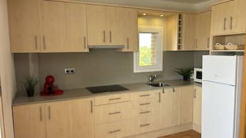 Fridge, microwave, dishwasher, coffee/tea maker