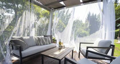 2-bedroom house with Hot Tube, AC, WiFi. Enjoy a cozy stay near river.