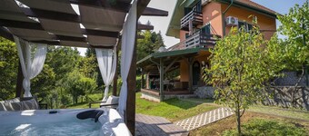 2-bedroom house with Hot Tube, AC, WiFi. Enjoy a cozy stay near river.