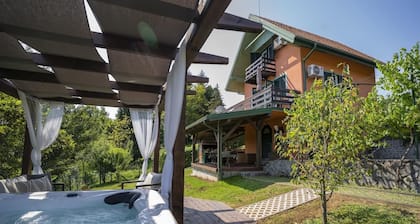 2-bedroom house with Hot Tube, AC, WiFi. Enjoy a cozy stay near river.