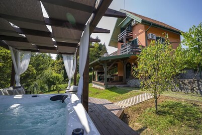 2-bedroom house with Hot Tube, AC, WiFi. Enjoy a cozy stay near river.