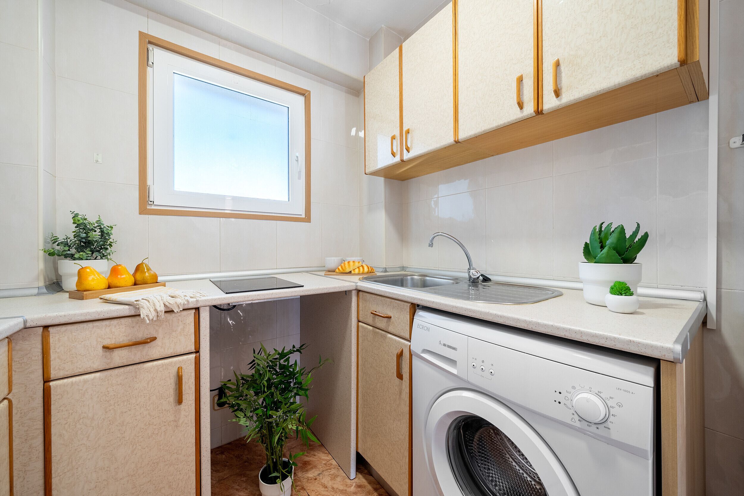 雪櫃、微波爐、咖啡機/沖茶器、電熱水壺