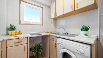 雪櫃、微波爐、咖啡機/沖茶器、電熱水壺