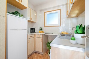 Refrigerador, microondas, cafetera y tetera y tetera eléctrica