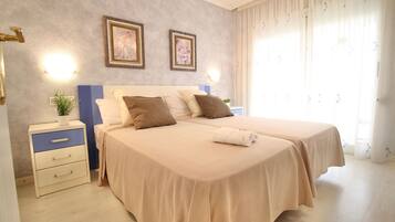 Tabla de planchar con plancha, wifi gratis, ropa de cama