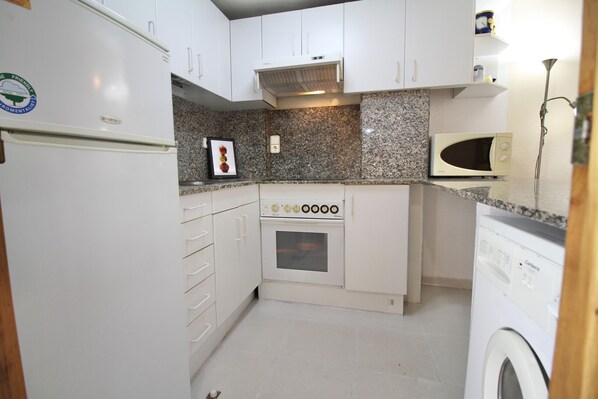 Fridge, microwave, oven, coffee/tea maker
