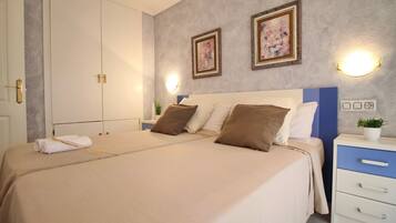 Tabla de planchar con plancha, wifi gratis y ropa de cama